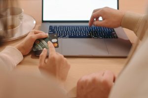 Cartão de Compras para Quem Recebe Auxílio: Como Funciona e Benefícios